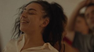 Charlie xcx em 'Erupcja'