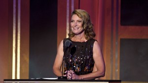 Meredith Stiehm, presidente da WGA, fala no palco durante o 2024 Writers Guild Awards.