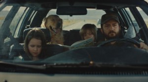 John Magaro, Molly Belle Wright e Wyatt Solis aparecem em Omaha de Cole Webley, uma seleção oficial do Festival de Cinema de Sundance de 2025. Cortesia do Instituto Sundance.
