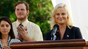 PARQUES E RECREAÇÃO, (da esquerda): Aubrey Plaza, Chris Pratt, Amy Poehler, 'I'm Leslie Knope', (Temporada 4, ep. 401, exibido em 22 de setembro de 2011), 2009-. foto: Ron Tom / © NBC / Cortesia da coleção Everett