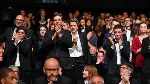 CANNES, FRANÇA - 28 DE MAIO: Membros do público aplaudem durante a Cerimônia de Encerramento do 70º Festival Anual de Cinema de Cannes no Palais des Festivals em 28 de maio de 2017 em Cannes, França. (Foto de Pascal Le Segretain/Getty Images)