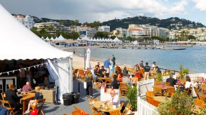 Cannes, França - 21 de maio de 2024: 77º Festival de Cinema de Cannes com o Pavilhão Americano AMPAV no Marche du Film. Mandoga Media Germany (Foto de Mandoga Media/picture Alliance via Getty Images)